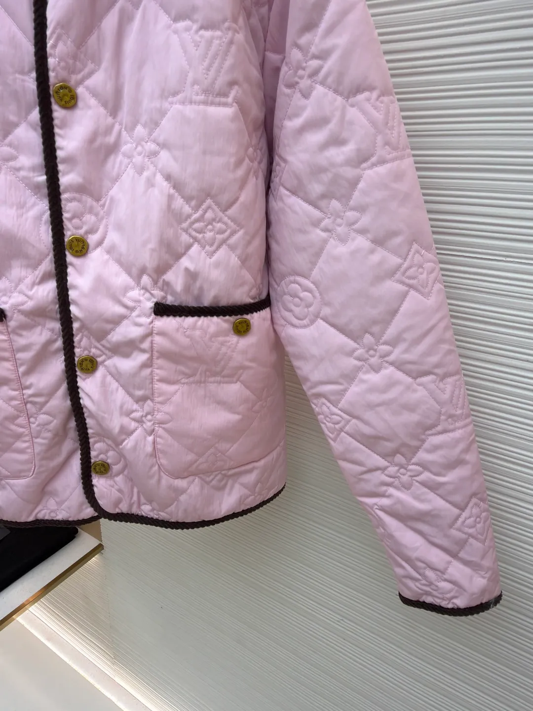 LOUIS VUITTON x Tyler spliced fitted lapel jacket ●Item number: 1681560-B15 ●Material: cotton fabric ●Technology: positioning cutting machine ●Color: light pink ●Version: fitted version ●Weight: about 535 grams ●Size: 44-46-48-50 ●Description: The padded cotton jacket uses a light design to control the changing seasons, showing the bright style of the brand's collaboration with Tyler, full-frame Monogram Cray graphic quilting adds elegance, while contrasting corduroy collar and trim add a preppy feel. Allover embroidered quilting with corduroy collar and trim, snap closure at front, front pockets with velvet trim and snap buttons, lining, and a great upper! The overall wiring is straight and delicate, the fabric is comfortable and soft, and the color is consistent without color difference. It can be matched with the same style to create a fashionable look and control various occasions. Customized accessories, complete with three standards, same style for men and women!